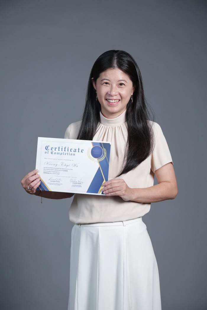 MQ 顧問 Christine／吳孔琪 手持 Certified MQ Consultant 認證證書